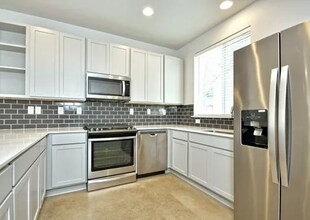 330 Clay in San Antonio, TX - Building Photo - Building Photo