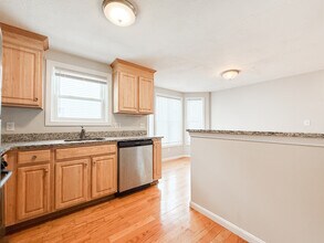 34 Lonsdale St, Unit 2 in Boston, MA - Foto de edificio - Building Photo