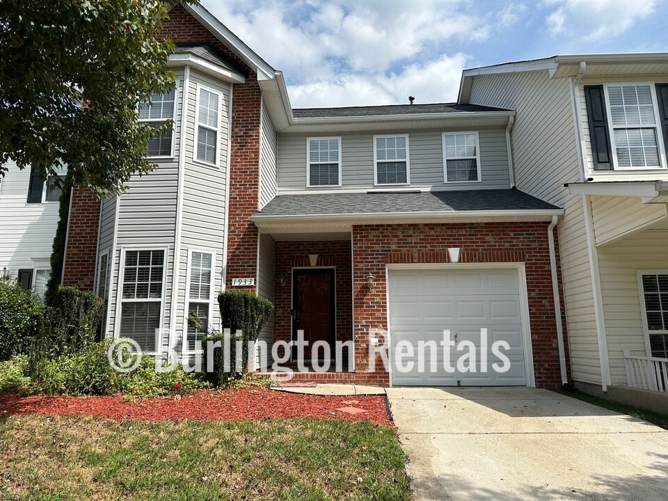 1933 Munn Pointe Dr in Whitsett, NC - Foto de edificio