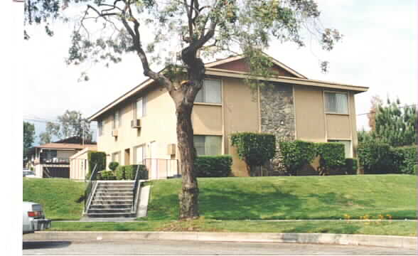 909 Springfield St in Upland, CA - Foto de edificio - Building Photo