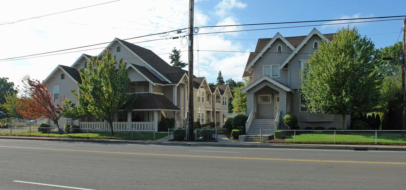 2430-2450 State St in Salem, OR - Building Photo