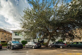 974 Biarritz Dr in Miami Beach, FL - Building Photo - Building Photo