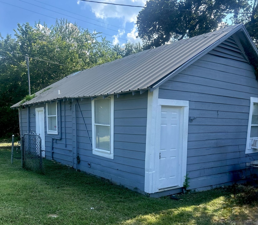 1408 W Morton St in Denison, TX - Foto de edificio