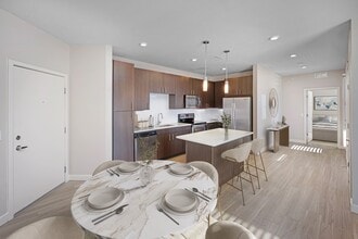 Strata in Denver, CO - Foto de edificio - Building Photo