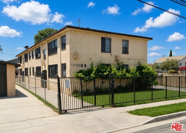 property at 1104 W 93rd St