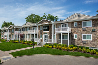 Fairfield Creekside At Patchogue Village in Patchogue, NY - Foto de edificio - Building Photo