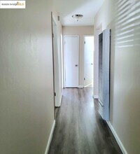 305 W 13th St in Pittsburg, CA - Foto de edificio - Building Photo