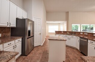 22 E Hobbit Glen Dr in Conroe, TX - Building Photo