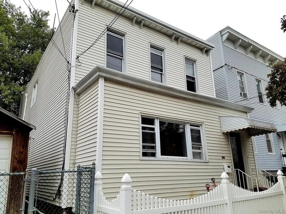 20-27 121st St in Queens, NY - Building Photo