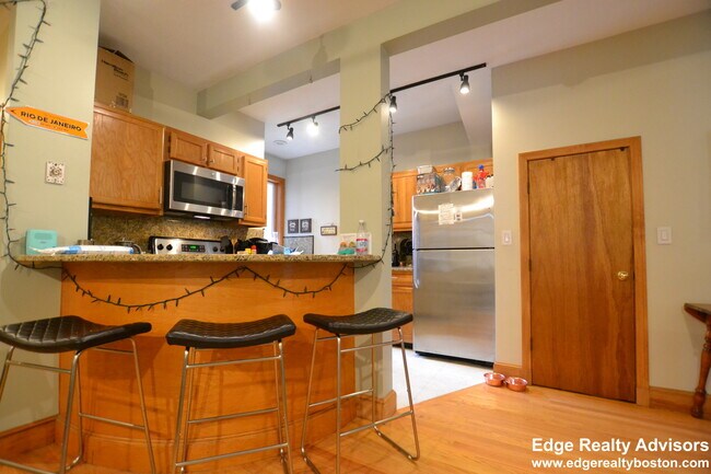 43 Bayard St, Unit 1 in Boston, MA - Foto de edificio - Building Photo