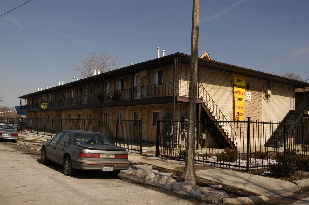 Vail Apartments in Harvey, IL - Building Photo