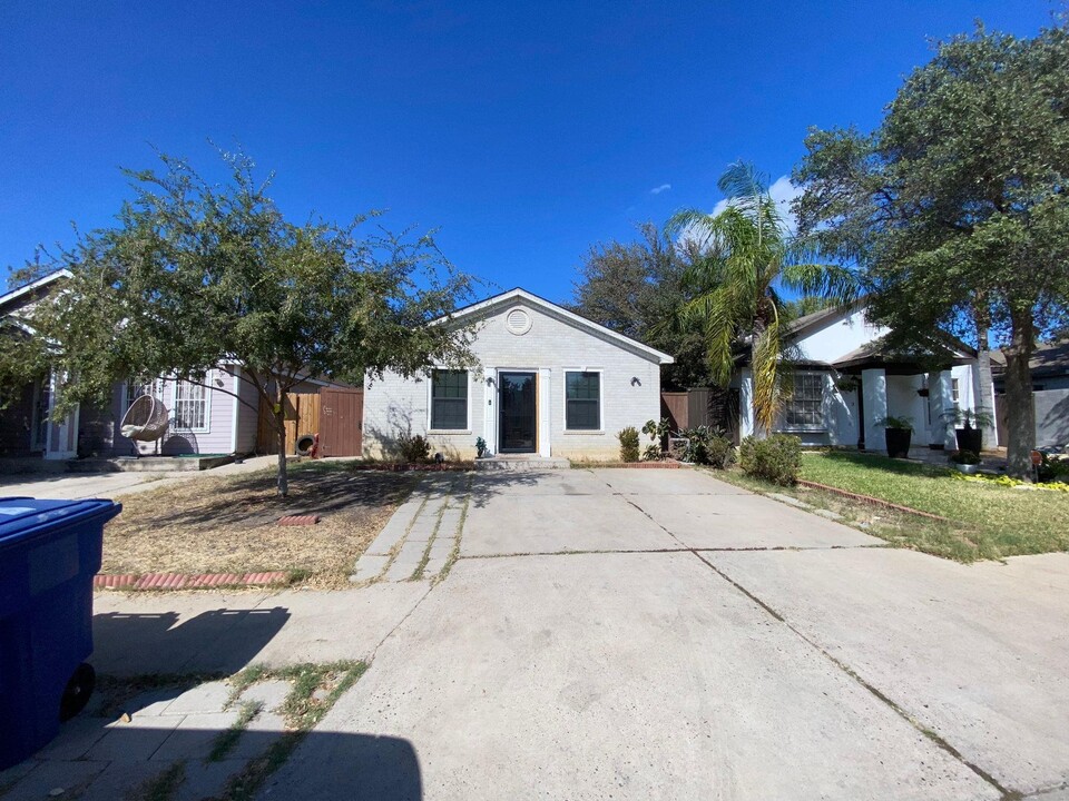 506 Desert Chief Dr in Laredo, TX - Foto de edificio