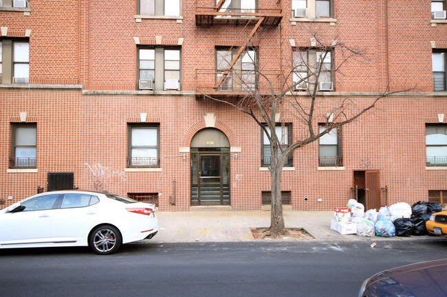 31-36 32nd St in Long Island City, NY - Building Photo - Building Photo