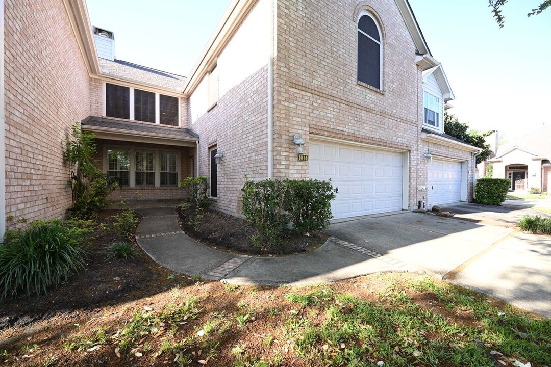 1014 Enclave Square N in Houston, TX - Building Photo