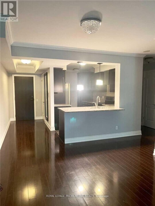 18-218 William Carson Crescent in Toronto, ON - Building Photo