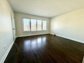 6017 W Montrose Ave, Unit 2 in Chicago, IL - Building Photo - Building Photo