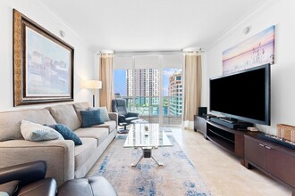 350 SE 2nd St, Unit 1740 in Fort Lauderdale, FL - Foto de edificio - Building Photo