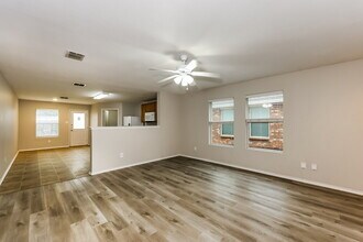 1304 Castle Ridge Rd in Fort Worth, TX - Foto de edificio - Building Photo