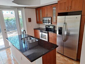 632 SW 107th Ave, Unit #606 2 STORIES CONDO in Pembroke Pines, FL - Foto de edificio - Building Photo
