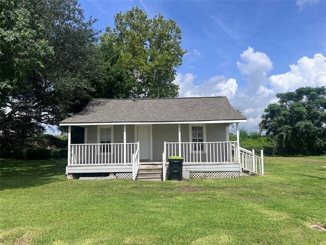 613 Harrison Ln in Wharton, TX - Building Photo - Building Photo