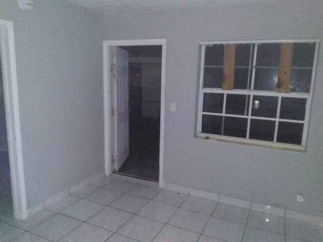 302 NW 7th Ct in Hallandale Beach, FL - Foto de edificio - Building Photo