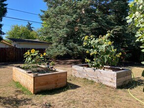 11934 NE Knott St in Portland, OR - Building Photo - Building Photo