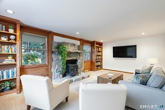 1 Long Wall Rd in Redding, CT - Building Photo - Building Photo