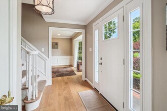 8300 Centerbrook Pl in Alexandria, VA - Foto de edificio - Building Photo
