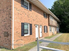 1713 Roanoke Ave SW in Roanoke, VA - Foto de edificio - Building Photo