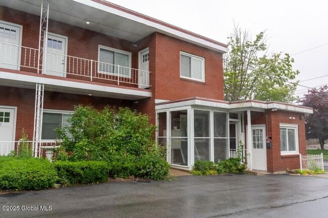 195 S Broadway in Saratoga Springs, NY - Building Photo - Building Photo