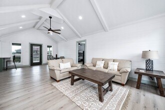106 Palm Dr in Liverpool, TX - Building Photo - Building Photo