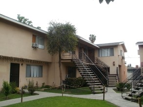 674-686 Abbey Ln in Pomona, CA - Building Photo - Building Photo