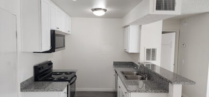 Hillcrest Village Senior Living in Anaheim, CA - Foto de edificio - Building Photo