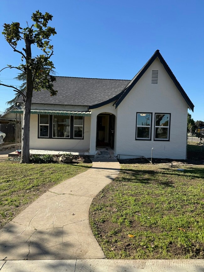 261 N Sierra Vista Ave in Fresno, CA - Building Photo - Building Photo