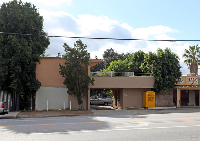 12949 San Fernando Rd in Sylmar, CA - Foto de edificio - Building Photo