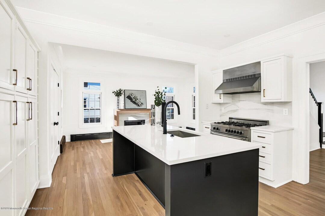 23 Lincoln Ave in Rumson, NJ - Building Photo