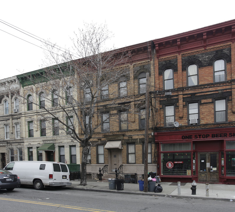 136 Kingsland Ave in Brooklyn, NY - Foto de edificio