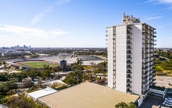 Olmos Tower in San Antonio, TX - Building Photo - Building Photo