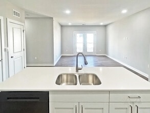 Iron Trail Apartments & Townhomes in Indianapolis, IN - Foto de edificio - Building Photo