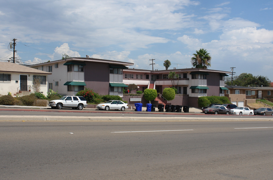 College Grove in San Diego, CA - Foto de edificio