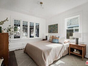 3907 Walton Ave in Los Angeles, CA - Foto de edificio - Building Photo