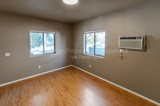 1023 W Knox Ave in Spokane, WA - Foto de edificio - Building Photo