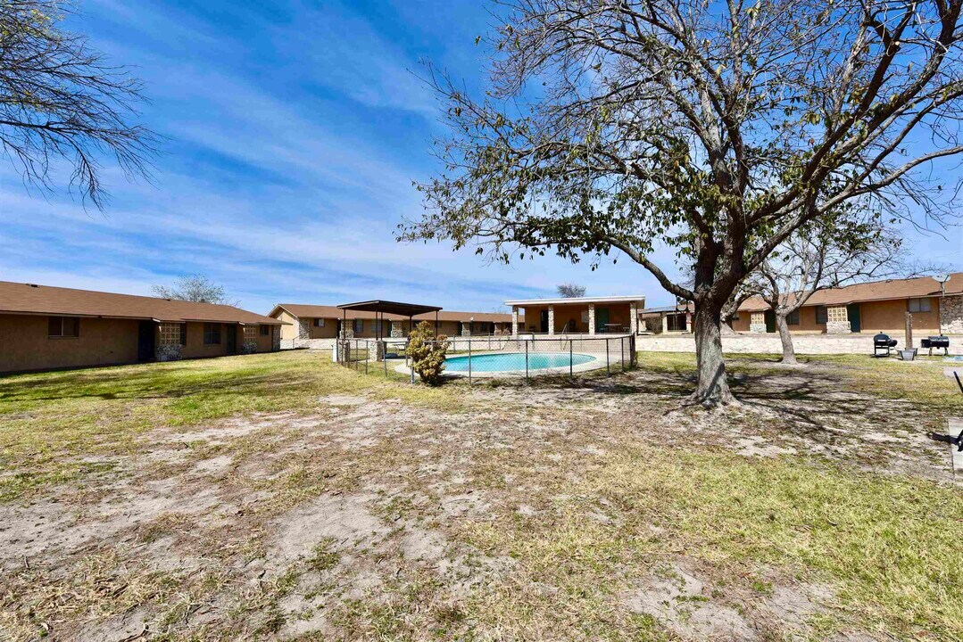 710 W Cantu Rd in Del Rio, TX - Building Photo