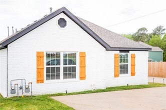 1975 W Deane St in Fayetteville, AR - Building Photo - Building Photo