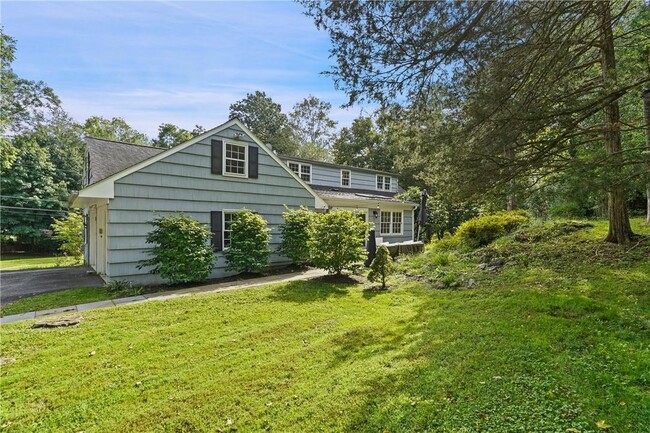 5 Brook Farm Rd in Bedford, NY - Building Photo - Building Photo