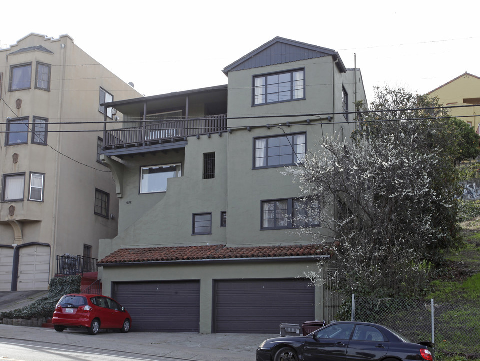 687 Macarthur Blvd in Oakland, CA - Building Photo