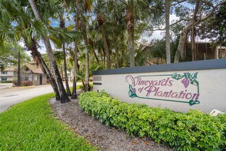 9161 Vineyard Lake Dr in Plantation, FL - Building Photo - Building Photo
