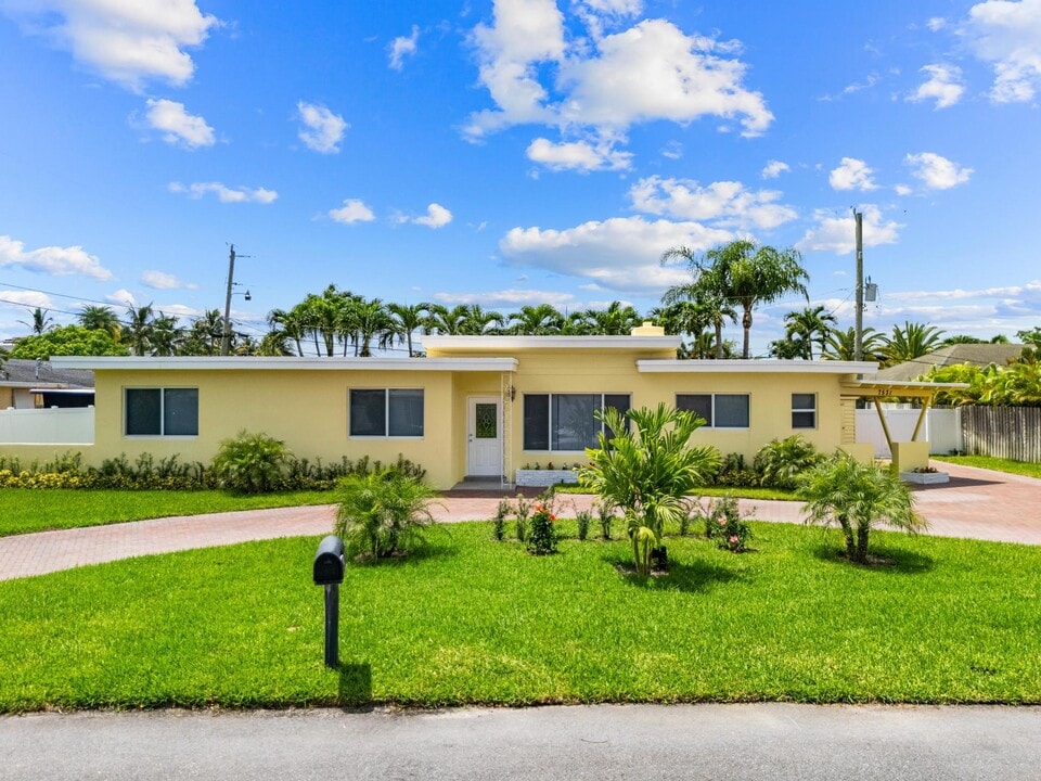 7531 Edgewater Cir in West Palm Beach, FL - Building Photo