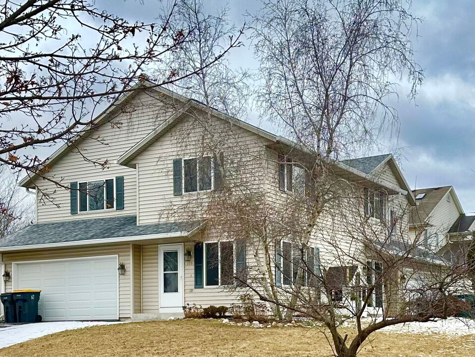 335 Nicole Ct in Pewaukee, WI - Building Photo