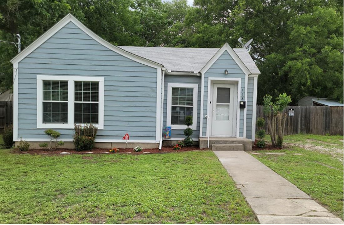 418 Lytle St in Kerrville, TX - Building Photo